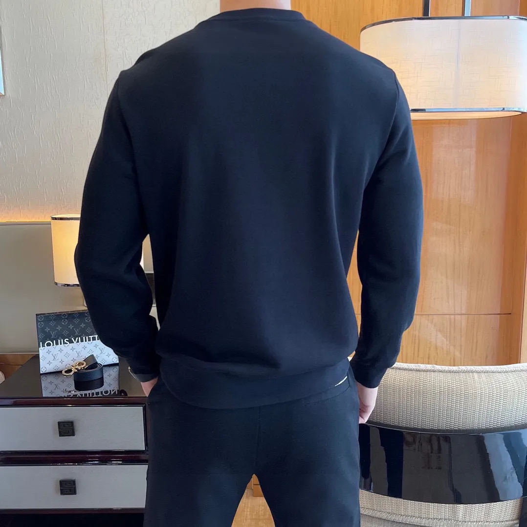 🅿️220 brand [LV Louis Vuitton] (good news for fat people) 2025ss autumn latest long-sleeved round-neck sweatshirt, on sale simultaneously on the official website. Refreshing and breathable. Made of top Tencel Roman. Comfortable and soft. 3D three-dimensional clarity. Super fashion sense. Great for gifting and keeping for yourself. Size: M-5XL (can wear up to 220 pounds)